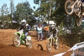 Photo MaitreFou - Auteur : Michael - Mots clés :  moto motocross terre saut vitesse championnat tampon 