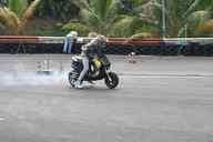 Photo MaitreFou - Auteur : Murielle, Mathieu et Océanne - Mots clés :  auto moto run pousse performances felix guichard dragster soleil rer moto cyclo 