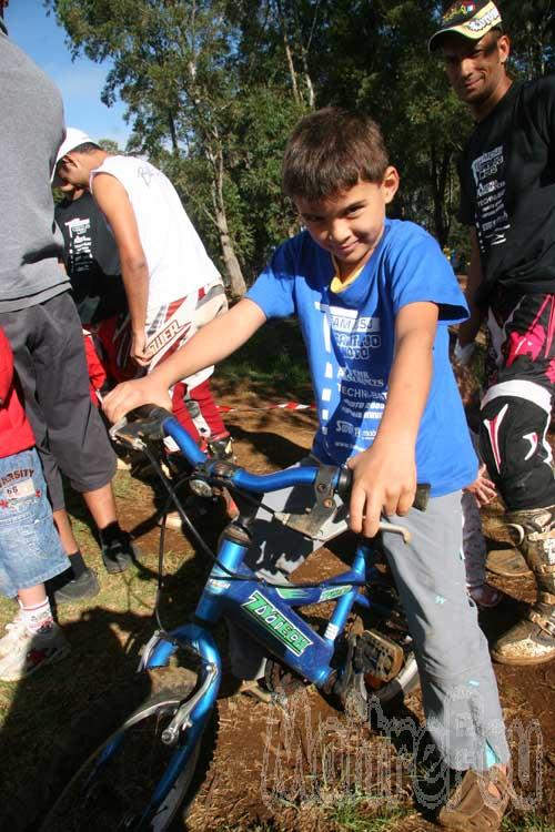 Photo MaitreFou - Auteur : Michael & Priscilla - Mots clés :  moto motocross terre saut vitesse championnat tampon 