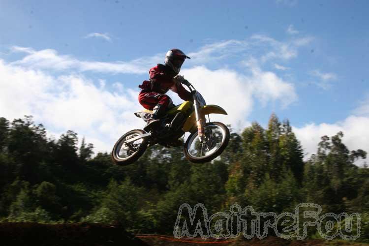 Photo MaitreFou - Auteur : Michael & Priscilla - Mots clés :  moto motocross terre saut vitesse championnat tampon 