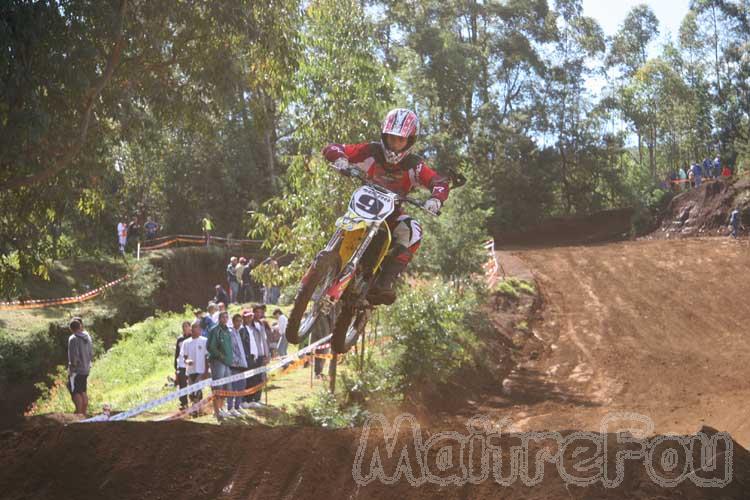 Photo MaitreFou - Auteur : Michael & Priscilla - Mots clés :  moto motocross terre saut vitesse championnat tampon 