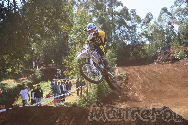 Photo MaitreFou - Auteur : Michael & Priscilla - Mots clés :  moto motocross terre saut vitesse championnat tampon 