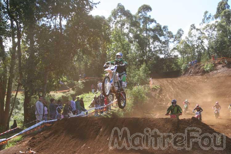 Photo MaitreFou - Auteur : Michael & Priscilla - Mots clés :  moto motocross terre saut vitesse championnat tampon 