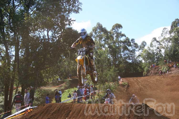 Photo MaitreFou - Auteur : Michael & Priscilla - Mots clés :  moto motocross terre saut vitesse championnat tampon 