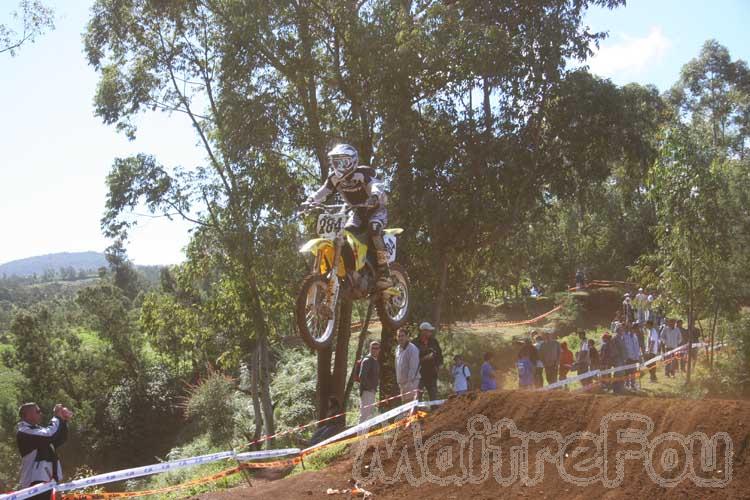 Photo MaitreFou - Auteur : Michael & Priscilla - Mots clés :  moto motocross terre saut vitesse championnat tampon 