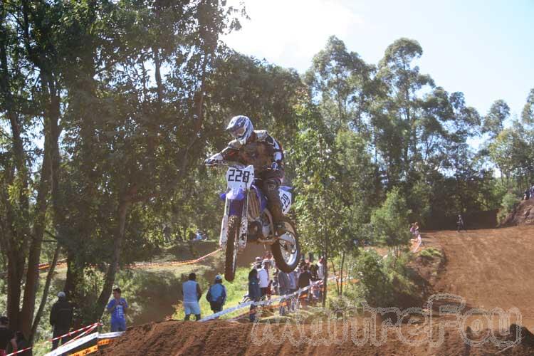 Photo MaitreFou - Auteur : Michael & Priscilla - Mots clés :  moto motocross terre saut vitesse championnat tampon 