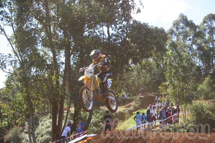 Photo MaitreFou - Auteur : Michael & Priscilla - Mots clés :  moto motocross terre saut vitesse championnat tampon 