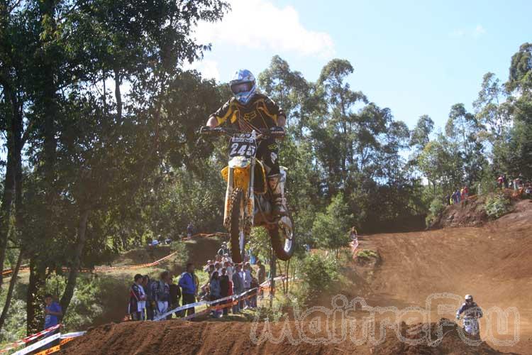 Photo MaitreFou - Auteur : Michael & Priscilla - Mots clés :  moto motocross terre saut vitesse championnat tampon 