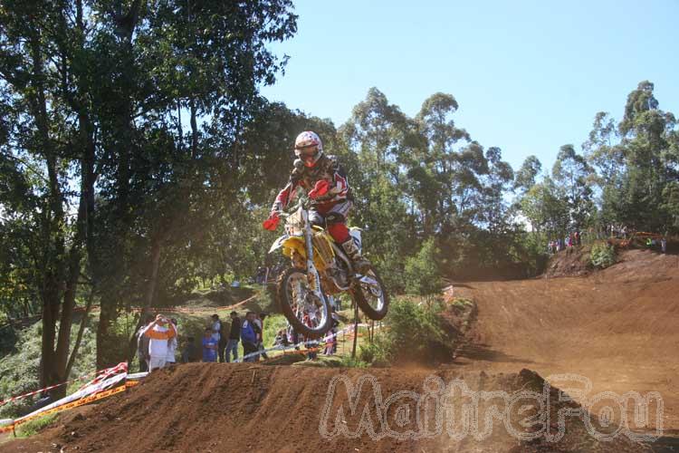 Photo MaitreFou - Auteur : Michael & Priscilla - Mots clés :  moto motocross terre saut vitesse championnat tampon 