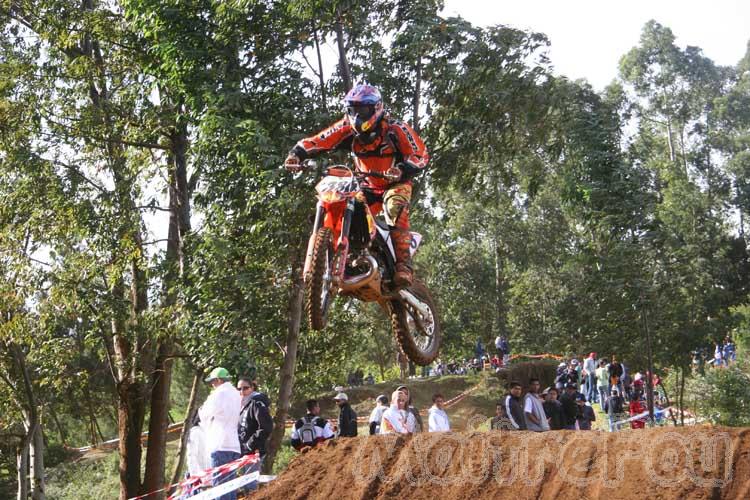 Photo MaitreFou - Auteur : Michael & Priscilla - Mots clés :  moto motocross terre saut vitesse championnat tampon 