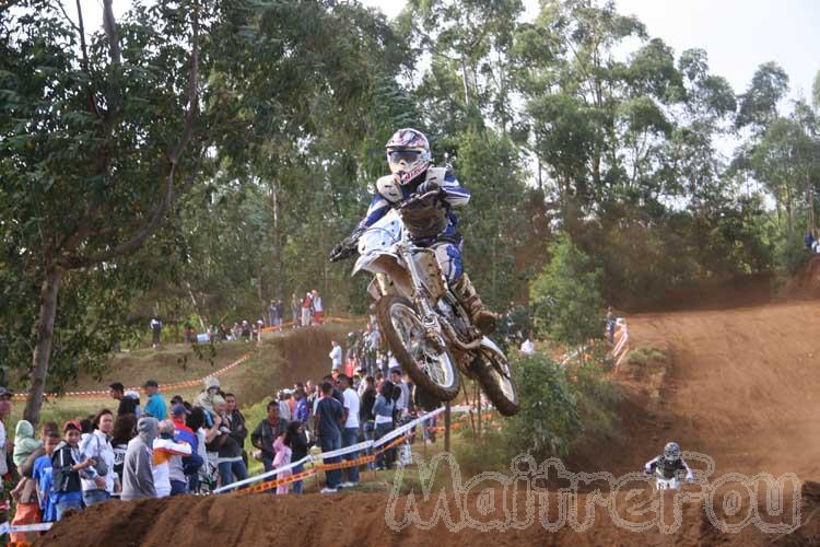 Photo MaitreFou - Auteur : Michael & Priscilla - Mots clés :  moto motocross terre saut vitesse championnat tampon 