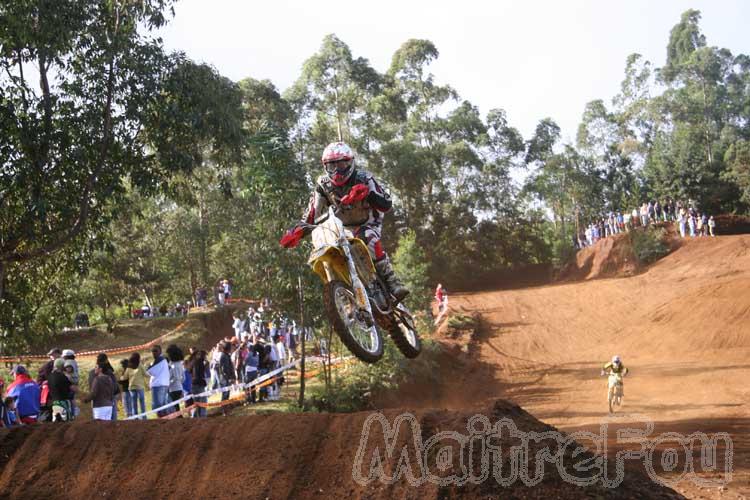 Photo MaitreFou - Auteur : Michael & Priscilla - Mots clés :  moto motocross terre saut vitesse championnat tampon 