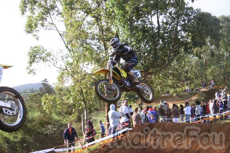 Photo MaitreFou - Auteur : Michael & Priscilla - Mots clés :  moto motocross terre saut vitesse championnat tampon 