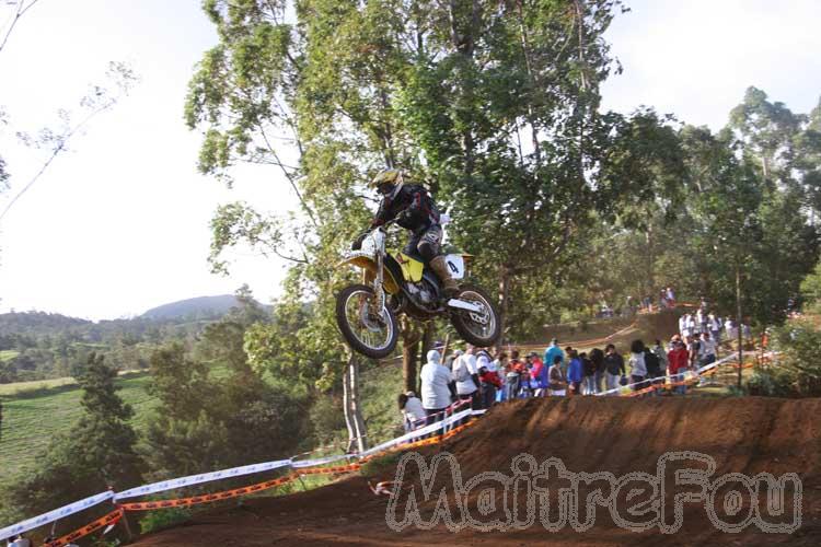 Photo MaitreFou - Auteur : Michael & Priscilla - Mots clés :  moto motocross terre saut vitesse championnat tampon 