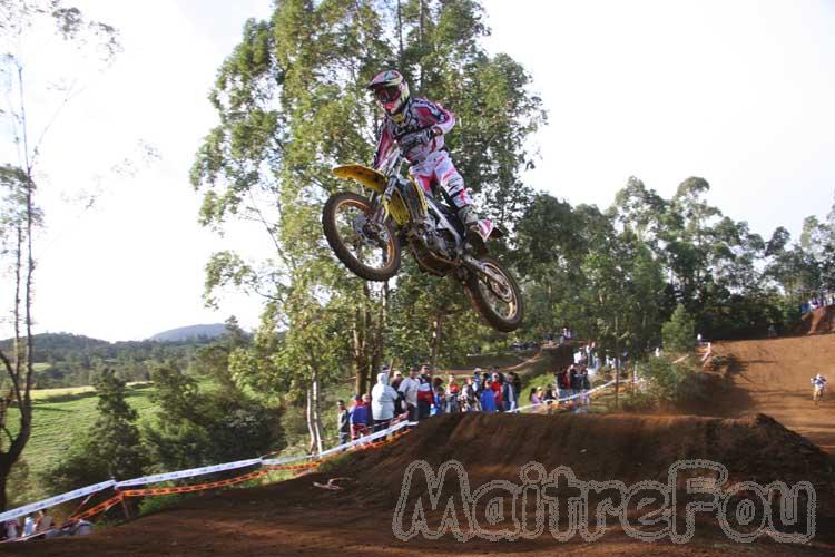 Photo MaitreFou - Auteur : Michael & Priscilla - Mots clés :  moto motocross terre saut vitesse championnat tampon 