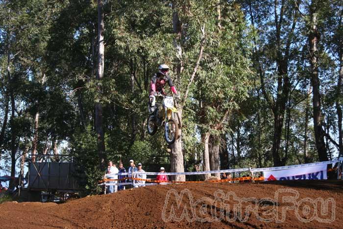 Photo MaitreFou - Auteur : Michael - Mots clés :  moto motocross terre saut vitesse championnat tampon 