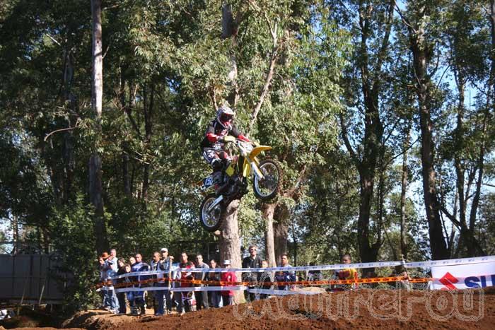 Photo MaitreFou - Auteur : Michael - Mots clés :  moto motocross terre saut vitesse championnat tampon 