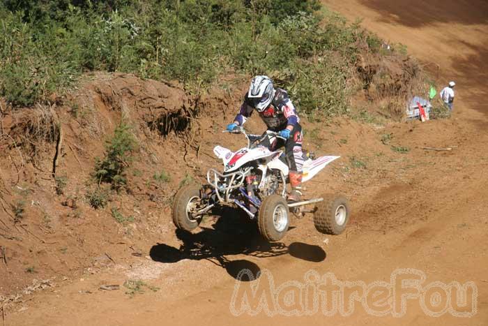 Photo MaitreFou - Auteur : Michael - Mots clés :  moto motocross terre saut vitesse championnat tampon 