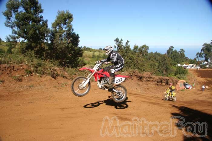 Photo MaitreFou - Auteur : Michael - Mots clés :  moto motocross terre saut vitesse championnat tampon 