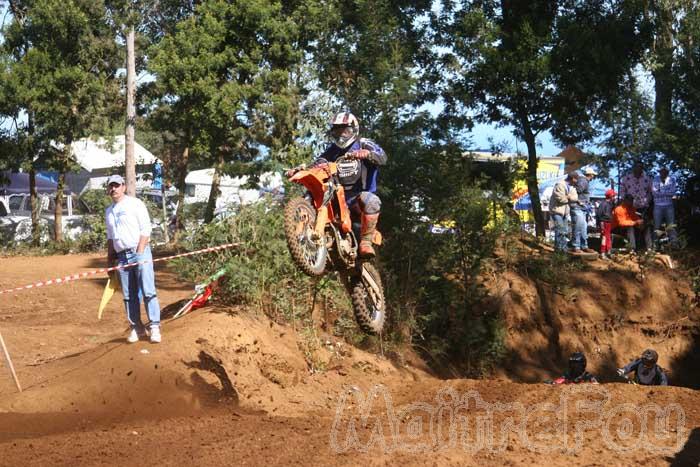 Photo MaitreFou - Auteur : Michael - Mots clés :  moto motocross terre saut vitesse championnat tampon 