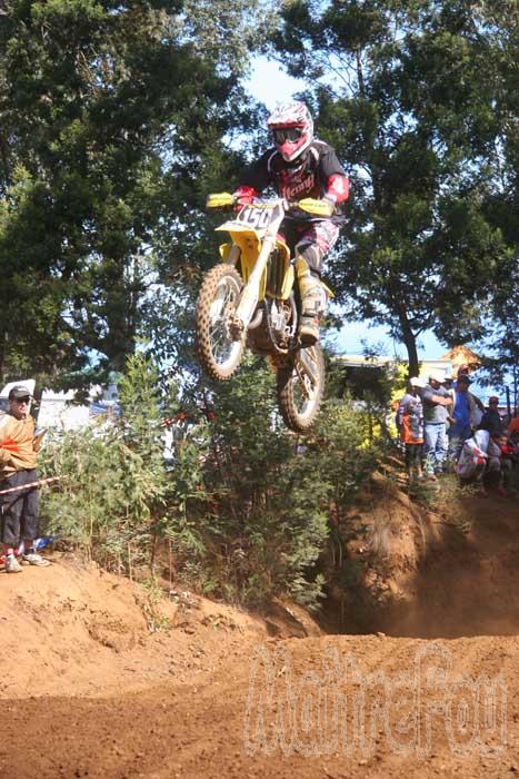 Photo MaitreFou - Auteur : Michael - Mots clés :  moto motocross terre saut vitesse championnat tampon 