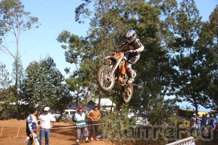 Photo MaitreFou - Auteur : Michael - Mots clés :  moto motocross terre saut vitesse championnat tampon 