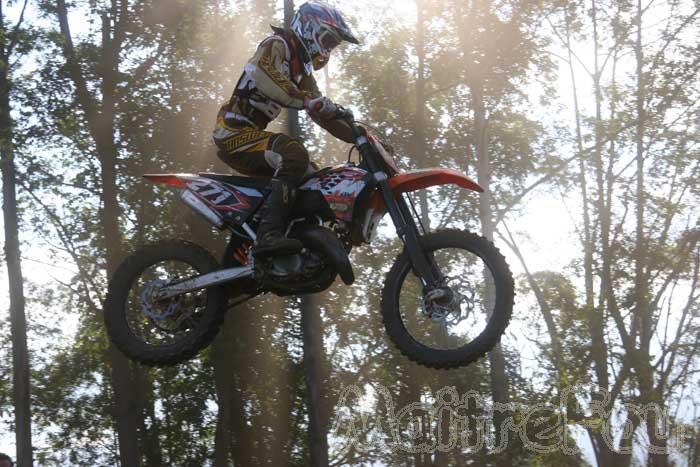 Photo MaitreFou - Auteur : Michael - Mots clés :  moto motocross terre saut vitesse championnat tampon 