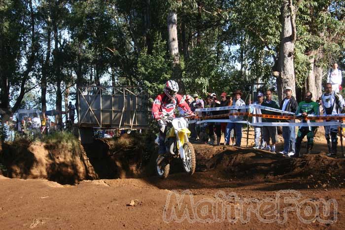 Photo MaitreFou - Auteur : Michael - Mots clés :  moto motocross terre saut vitesse championnat tampon 