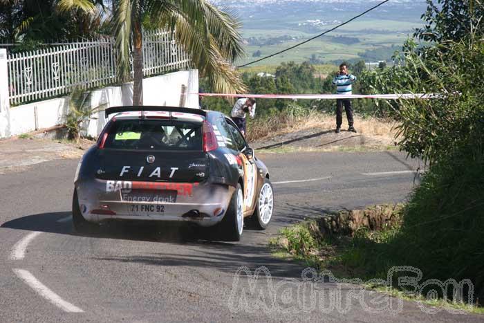 Photo MaitreFou - Auteur : Michael & Benjamin - Mots clés :  auto rallye tampon les canots etang sale etape tour 