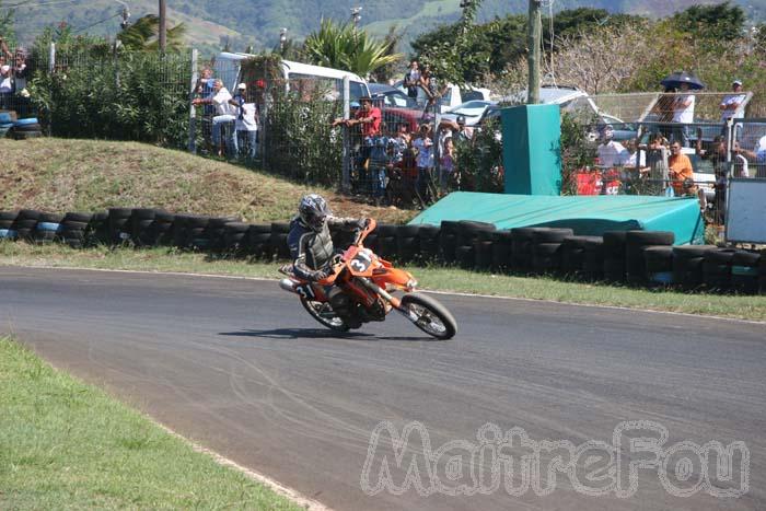 Photo MaitreFou - Auteur : Michael - Mots clés :  moto supermotard terre asphalte piste jamaique saut championnat saint denis 31 ktm 
