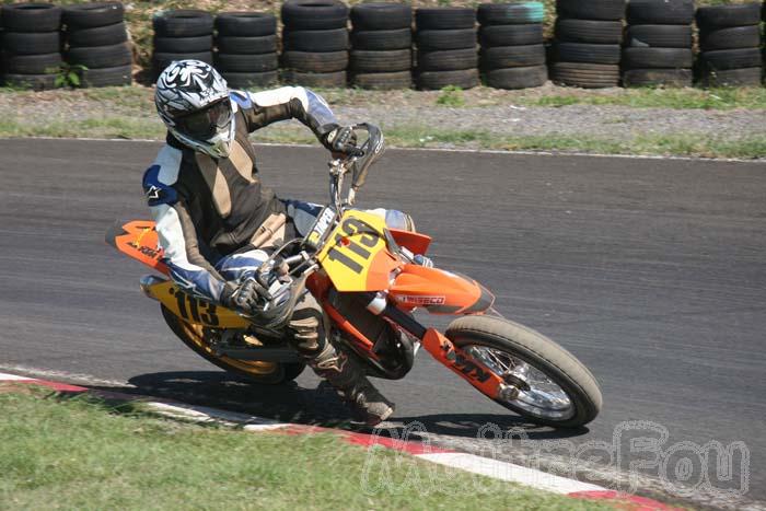 Photo MaitreFou - Auteur : Michael - Mots clés :  moto supermotard terre asphalte piste jamaique saut championnat saint denis 113 ktm 