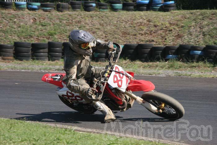 Photo MaitreFou - Auteur : Michael - Mots clés :  moto supermotard terre asphalte piste jamaique saut championnat saint denis 