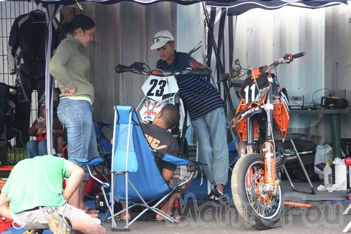 Photo MaitreFou - Auteur : Michael - Mots clés :  moto supermotard terre asphalte piste jamaique saut championnat saint denis 