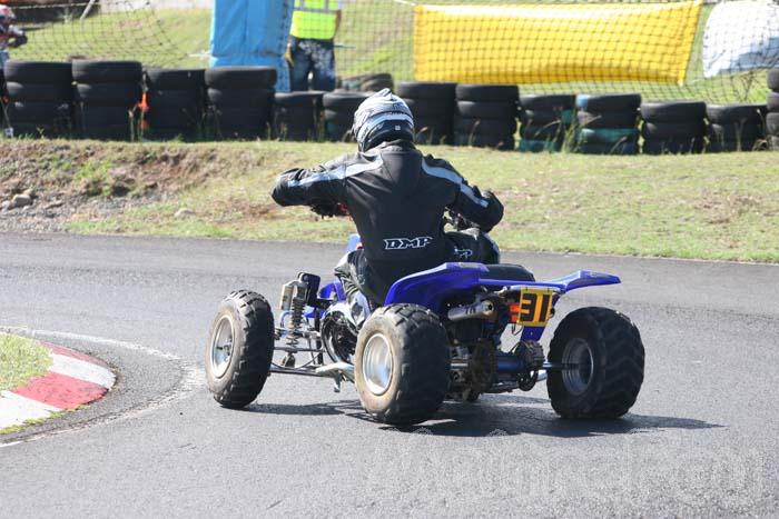 Photo MaitreFou - Auteur : Michael - Mots clés :  moto supermotard terre asphalte piste jamaique saut championnat saint denis 