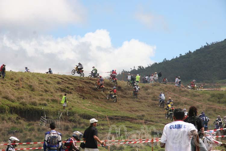 Photo MaitreFou - Auteur : Michael - Mots clés :  moto motocross terre saut championnat endurance grand coude 6h saint joseph 