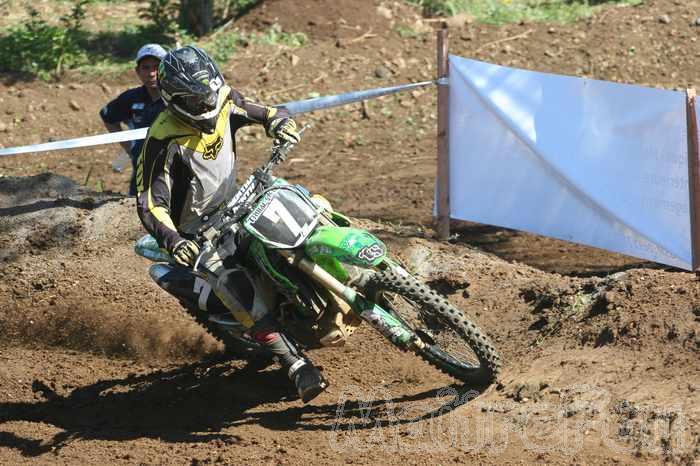 Photo MaitreFou - Auteur : Michael - Mots clés :  moto motocross terre saut championnat terrain pascal dorseuil saint louis caprisonne miss reunion 2008 