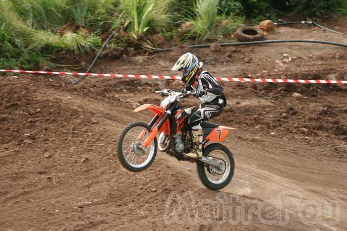 Photo MaitreFou - Auteur : Benjamin - Mots clés :  moto motocross terre saut championnat terrain pascal ravenne la possession ravine a malheur 