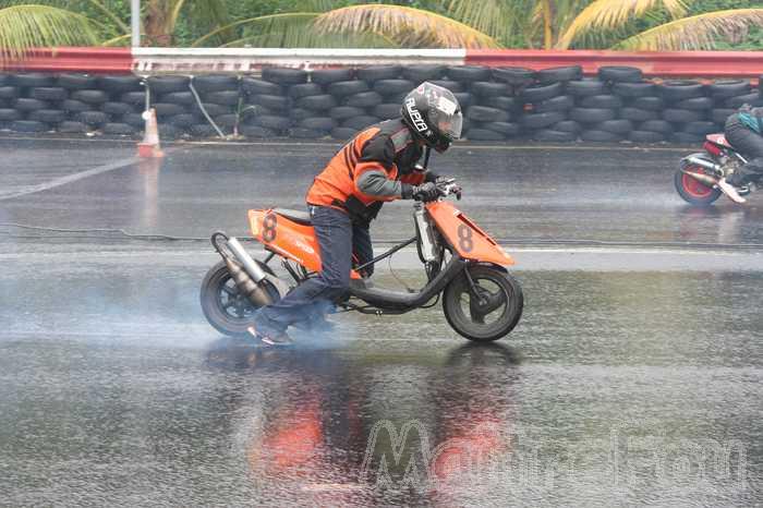 Photo MaitreFou - Auteur : Murielle et Océanne - Mots clés :  auto moto run pousse performances felix guichard dragster soleil evo subaru diesel td moto cyclo dragster records temps 