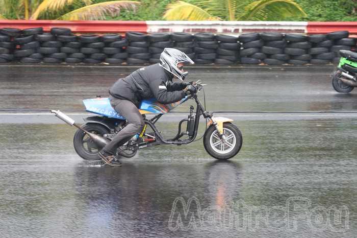 Photo MaitreFou - Auteur : Murielle et Océanne - Mots clés :  auto moto run pousse performances felix guichard dragster soleil evo subaru diesel td moto cyclo dragster records temps 