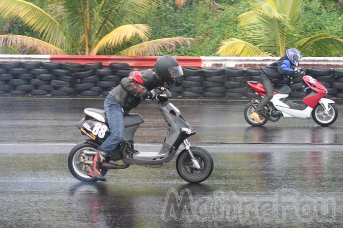 Photo MaitreFou - Auteur : Murielle et Océanne - Mots clés :  auto moto run pousse performances felix guichard dragster soleil evo subaru diesel td moto cyclo dragster records temps 