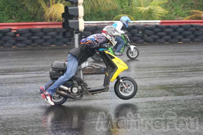 Photo MaitreFou - Auteur : Murielle et Océanne - Mots clés :  auto moto run pousse performances felix guichard dragster soleil evo subaru diesel td moto cyclo dragster records temps 