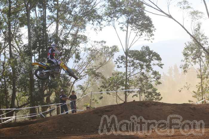 Photo MaitreFou - Auteur : Mathieu - Mots clés :  moto motocross terre saut terrain petit tampon 