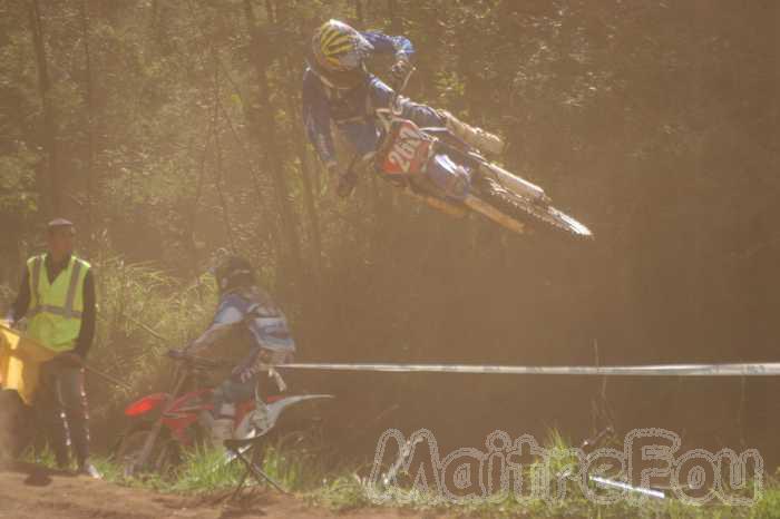 Photo MaitreFou - Auteur : Mathieu - Mots clés :  moto motocross terre saut terrain petit tampon 