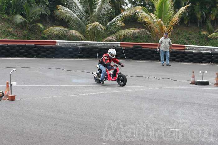 Photo MaitreFou - Auteur : Murielle, Mathieu et Océanne - Mots clés :  auto moto run pousse performances felix guichard dragster soleil rer moto cyclo 