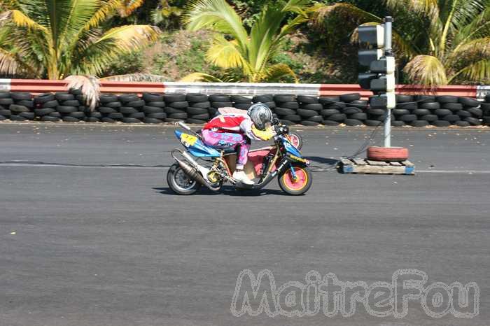 Photo MaitreFou - Auteur : Murielle, Mathieu et Océanne - Mots clés :  auto moto run pousse performances felix guichard dragster soleil rer moto cyclo 