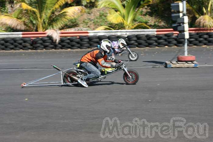 Photo MaitreFou - Auteur : Murielle, Mathieu et Océanne - Mots clés :  auto moto run pousse performances felix guichard dragster soleil rer moto cyclo 