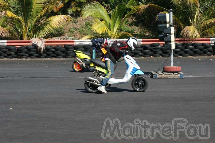 Photo MaitreFou - Auteur : Murielle, Mathieu et Océanne - Mots clés :  auto moto run pousse performances felix guichard dragster soleil rer moto cyclo 