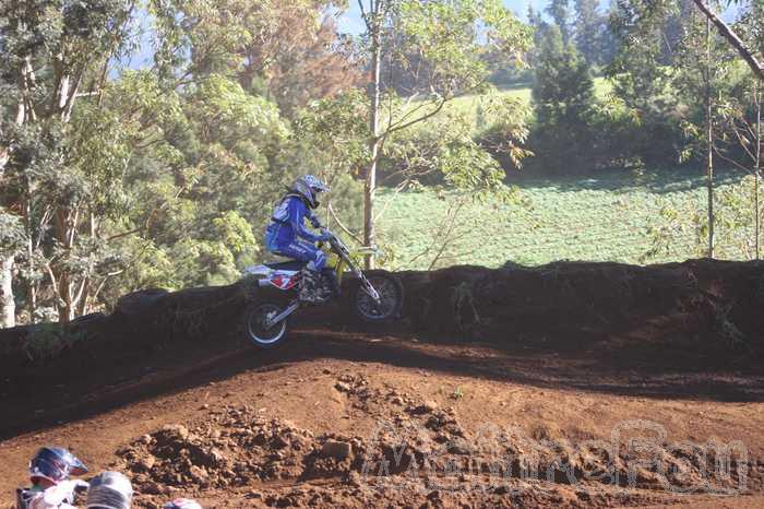 Photo MaitreFou - Auteur : Murielle - Mots clés :  moto motocross terre saut terrain petit tampon educatifs enfants championnat soleil poussiere 