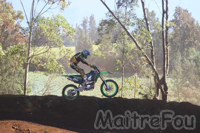 Photo MaitreFou - Auteur : Murielle - Mots clés :  moto motocross terre saut terrain petit tampon educatifs enfants championnat soleil poussiere 