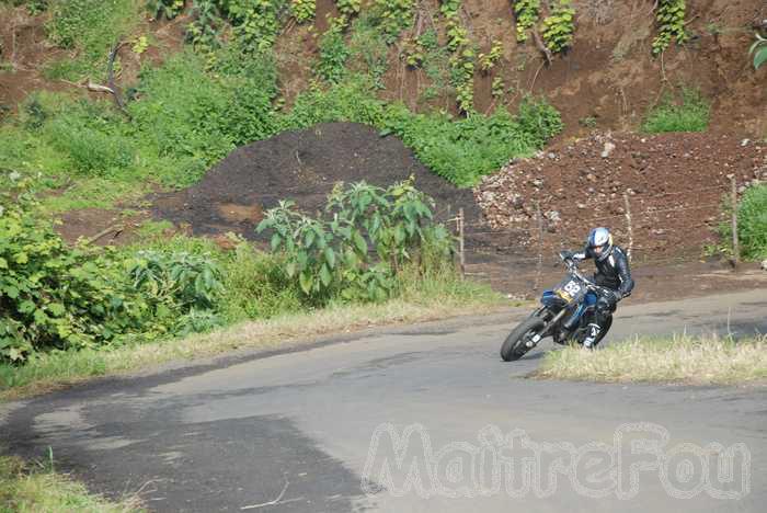 Photo MaitreFou - Auteur : Equipe MaitreFou - Mots clés :  moto course de cote bitume petit tampon championnat quad routiere trail supermotard 